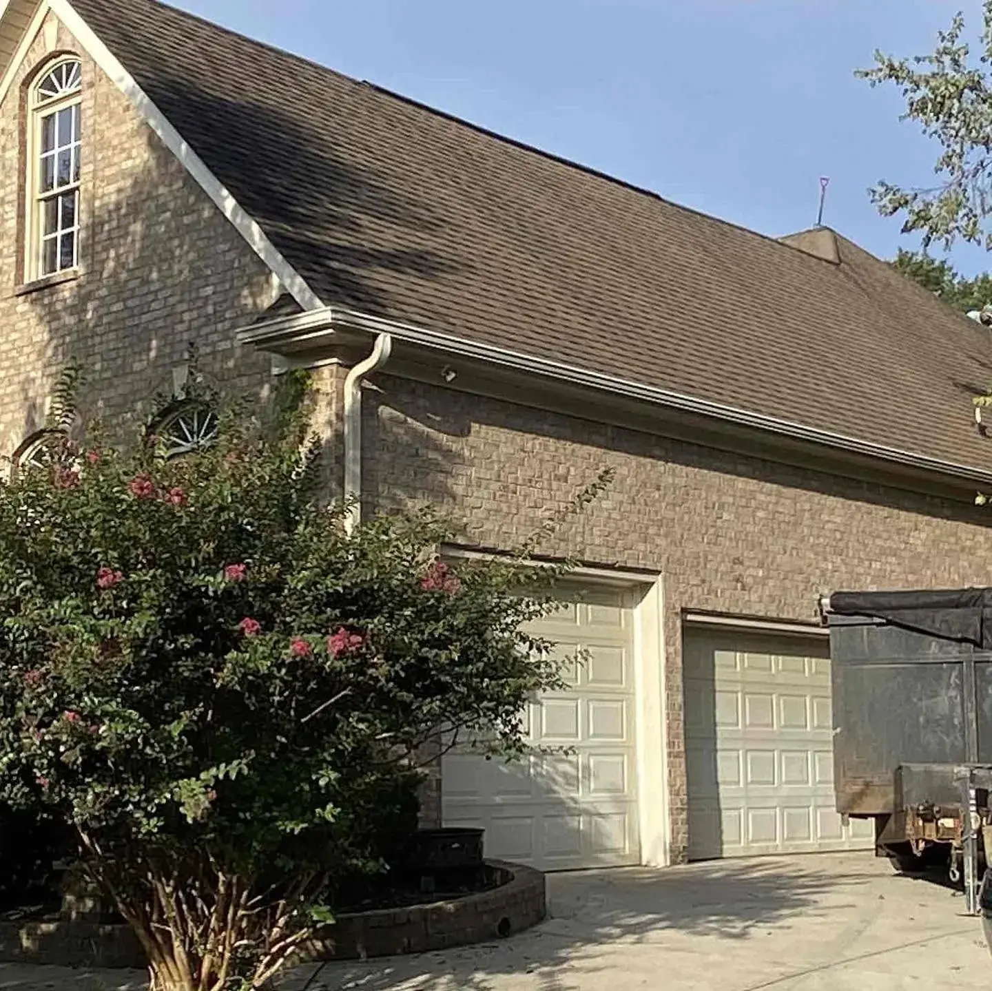 Orlando FL residential roofline with well-maintained shingles